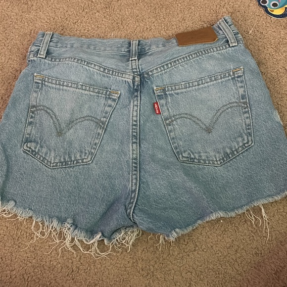 Levi’s Ribcage Shorts - Picture 3 of 3